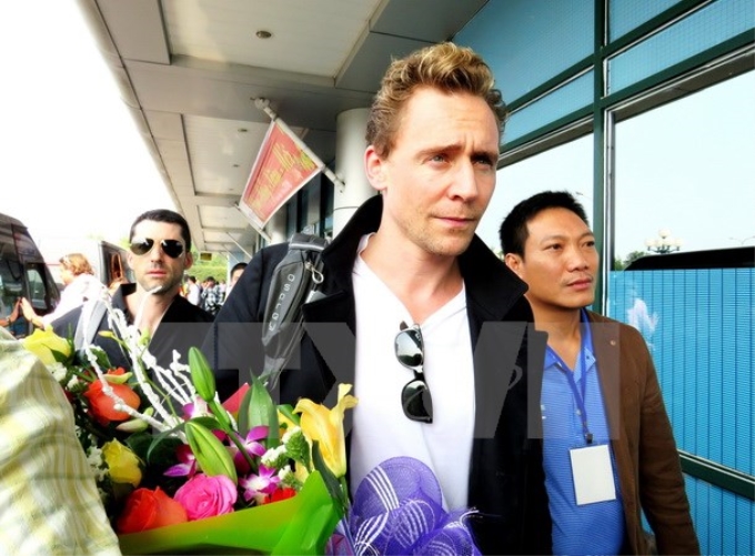 Nam diễn viên chính Tom Hiddleston cùng các ngôi sao điện ảnh Hollywood tới sân bay Đồng Hới. (Ảnh: Mạnh Thành/TTXVN)